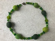 Kette unbenutzt mit Filzkugeln und Perlen in Grüntönen auf Drahtschnur 47,5 cm