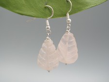 Geschnitzte rosa Blatt Ohrhänger aus Rosenquarz, 925 Silber