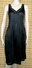 SCHWARZES UNTERKLEID - SPITZE