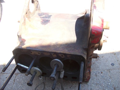 Motorblock mit kurbelwelle - motorblock,