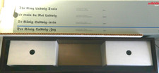 LEERKARTON und Holzvitrine