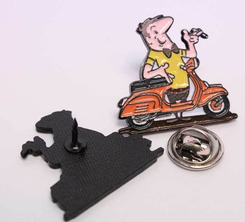 Vespa männchen pin - vespa,