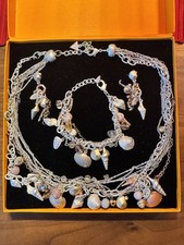 Set von "Guess" Muschel Charm Halskette Ring und Ohrringe Multi