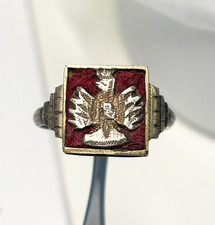 Alter polnischer Adler-Ring – roter Stoffhintergrund, Messing / Metall