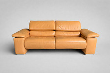 Bequeme Leder-Couch mit Hocker