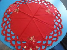 Weihnachten: Mitteldecke rund rot mit Goldstickerei Durchmesser 55 cm Pichler