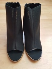 Ausgefallene halboffene