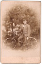 Fotografie Junger Mann mit Fahrrad / Halbrenner und Orden am Revers 