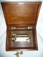 Alte Biedermeier Walzen-Spieluhr im stabilen verschließbaren Holzkasten.