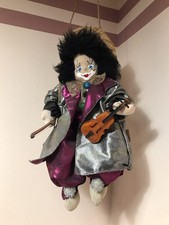 Clown hängend auf Schaukel