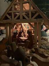 Weihnachtskrippe aus Holz unbehandelt mit Beleuchtung (B/H/T) 38cm / 33cm / 39cm