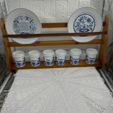 Vintage 6 Gewürzdosen auf dem