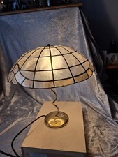 Messinglampe Fuß antik, Schirm aus Capiz Muscheln