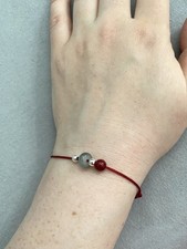Verstellbares rotes Armband