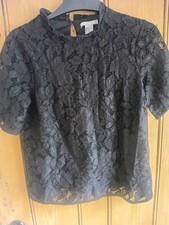 Schwarzes Kurzarmtop mit