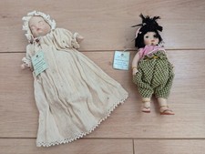 Kleines Konvolut schöne Puppen mit Kleidung zum Sammeln.