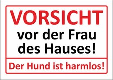 Vorsicht vor der Frau des Hauses - Schild oder Klebeschild 3 verschiedene Größen