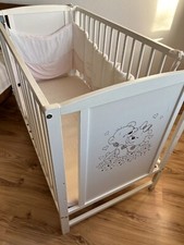 Baby Bett aus Massivholz inc. Matratze und Kopfschutz + Wickelstation