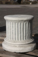 KLEINER SOCKEL aus STEINGUSS