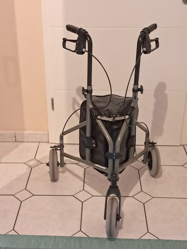 Grauer drei rädiger - , rollator