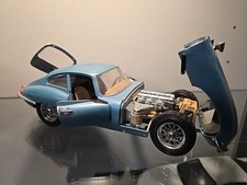 JAGUAR TYPE E Coupé 1961 Hell Blau 1/18 BURAGO 