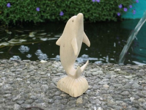 Stehender delfin holzdelfin - stehender,