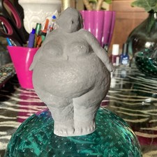 Kleine Beton Skulptur 11 cm groß in dunkelgrau. Dekorativ