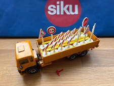 Siku 2513 Volvo F 7 LKW mit Verkehrszeichen