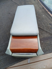 Mittelkonsole grau hinten