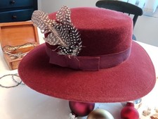 Modischer Hut mit Feder -