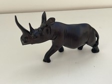Nashorn-Figur aus geschnitztem