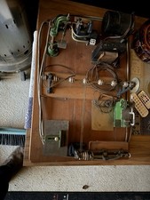 Modelplatte mit Miniatur Maschinen, Drehbank, Bohrer, Kreissäge, Schleifbock u.a