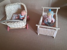 Korbwagen und Korb Bett für Puppenstuben richtig schön und alt, mit 2 Püppchen