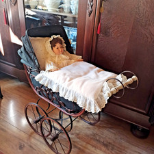 ANTIKER PUPPENWAGEN HOLZ EISEN RATTAN TEXTIL MIT PUPPE UND KISSEN