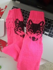 Selbstgestrickte Socken Neon