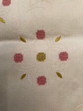 Handarbeit: Tischdecke fein bestickt in rose u.grün, m. Monogramm, vermtl.60er J