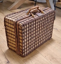 Alter Picknick-Koffer-/korb