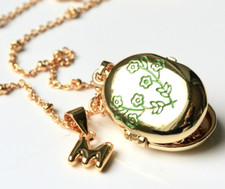 Personalisiertes Medaillon Initial mit Blüten individuelles Geschenk für Frauen