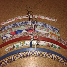 9 Vintage Kleiderbügel Holz Kunststoff Wachstuch Bezug bunt 50er 60er 70er  3