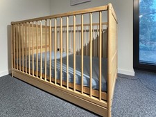 Babybett / Kinderbett „Upsala“ – 70×140 cm, umbaubar, gepflegt