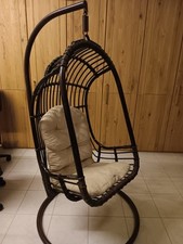 Hängestuhl mit braunem Rattankorb