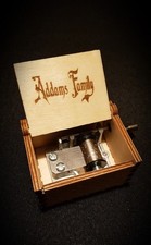 Holzspieluhr Die Addams Family