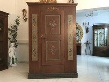 authentischer Kleiderschrank