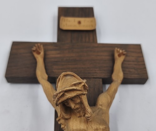 Jesuskreuz geschnitzt