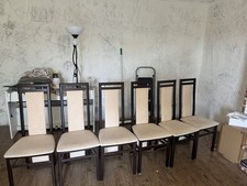 6 Elegante Esszimmerstühle in dunklem Holz mit beige gepolsterten Sitzflächen .