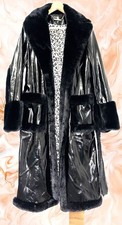 sehr schöner Lackleder Vinyl PVC Mantel mit Kunstfell Gr. 44/46/48
