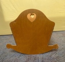 selbst hergestellte Puppenwiege Puppenbett aus Holz naturfarben