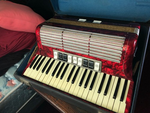 Old red hohner - liliput, button