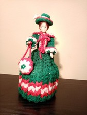 Klohut mit Puppe mit Hut und Handtäschchen und Toilettenpapier Handarbeit