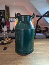 Große alte Milchkanne grün